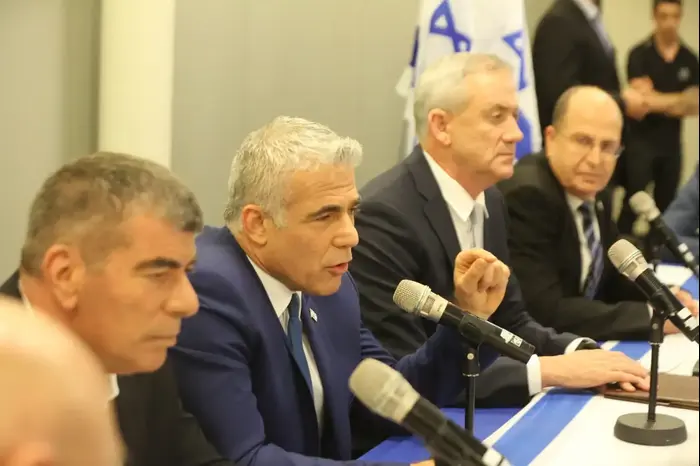 גבי רשכנזי, יאיר לפיד ובני גנץ בישיבת סיעה (ללא שם) גבי רשכנזי, יאיר לפיד ובני גנץ בישיבת סיעה (ללא שם)