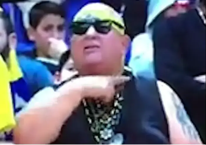 אילן השועל עושה תנועת שיסוף (צילום מסך)