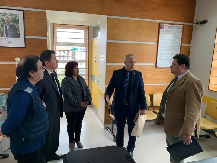 קונסול ישראל בצ'ילה, ליאון סויסה, בבית החולים Augusto essmann burgos בפוארטו נטלס מתעדכן במצב הפצועים מול אנשי הרפואה והשלטונות המקומיים. מימין לשמאל: מנהל בית חולים (ד״ר הרננדס) סגנית מנהל בית החולים (ד״ר ליזנה), המושלת אנה מיורגה, וקונסול ישראל בצ'ילה ליאון סויסה. (אתר רשמי , צילום: בלן פארדס) קונסול ישראל בצ'ילה, ליאון סויסה, בבית החולים Augusto essmann burgos בפוארטו נטלס מתעדכן במצב הפצועים מול אנשי הרפואה והשלטונות המקומיים. מימין לשמאל: מנהל בית חולים (ד״ר הרננדס) סגנית מנהל בית החולים (ד״ר ליזנה), המושלת אנה מיורגה, וקונסול ישראל בצ'ילה ליאון סויסה. (אתר רשמי , צילום: בלן פארדס)
