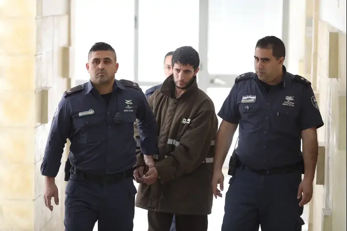 רוצח אורי אנסבכר, עם הגעתו לבית המשפט המחוזי בירושלים 7 במרץ 2019 (אתר רשמי , אמיל סלמן / "הארץ") רוצח אורי אנסבכר, עם הגעתו לבית המשפט המחוזי בירושלים 7 במרץ 2019 (אתר רשמי , אמיל סלמן / "הארץ")