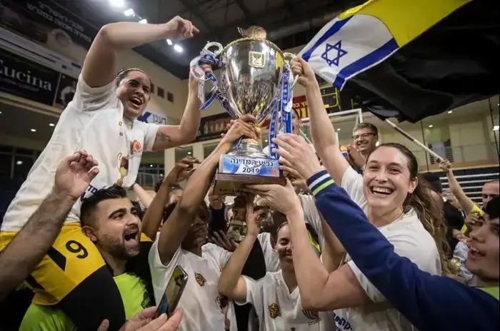 שחקניות אליצור רמלה (אתר רשמי , איגוד הכדורסל) שחקניות אליצור רמלה (אתר רשמי , איגוד הכדורסל)