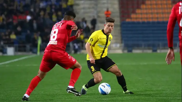 דוד קלטינס שחקן בית"ר ירושלים מול רועי זיקרי שחקן הפועל תל אביב (יוסי ציפקיס) דוד קלטינס שחקן בית"ר ירושלים מול רועי זיקרי שחקן הפועל תל אביב (יוסי ציפקיס)