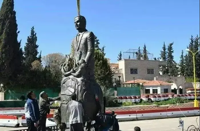 פסל חדש של חאפז אסד בעיר דרעא, סוריה, 10 במרץ 2019 (צילום מסך , טוויטר) פסל חדש של חאפז אסד בעיר דרעא, סוריה, 10 במרץ 2019 (צילום מסך , טוויטר)