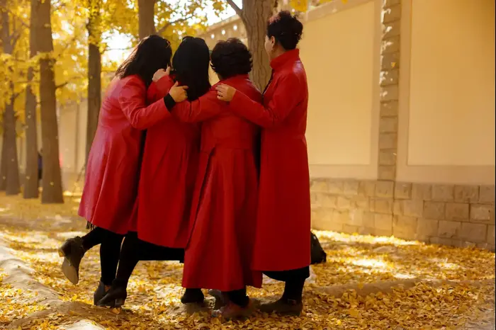 קבוצת נשים בבייג'ינג מצלמת סלפי, 9 בנובמבר 2019 (רויטרס) קבוצת נשים בבייג'ינג מצלמת סלפי, 9 בנובמבר 2019 (רויטרס)