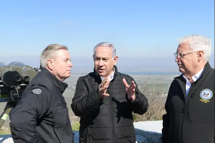 ראש הממשלה בנימין נתניהו, הסנאטור לינדזי גרהאם ושגריר ארה״ב בישראל דיוויד פרידמן במהלך סיור ברמת הגולן 11 במרץ 2019 (אתר רשמי , עמוס בן גרשום/לע״מ) ראש הממשלה בנימין נתניהו, הסנאטור לינדזי גרהאם ושגריר ארה״ב בישראל דיוויד פרידמן במהלך סיור ברמת הגולן 11 במרץ 2019 (אתר רשמי , עמוס בן גרשום/לע״מ)