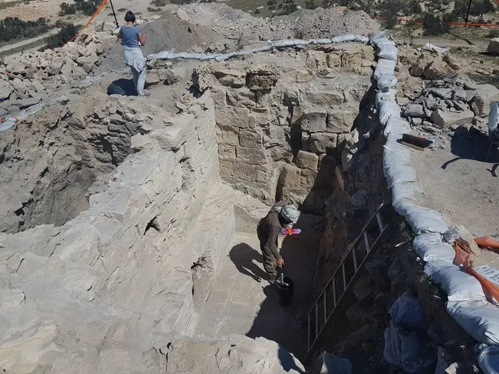 סטודנטים מאונ' קלן עובדים בחדר הסקה של בית המרחץ שנחשף בחלוצה (יח"צ , טלי גיני, רשות העתיקות)