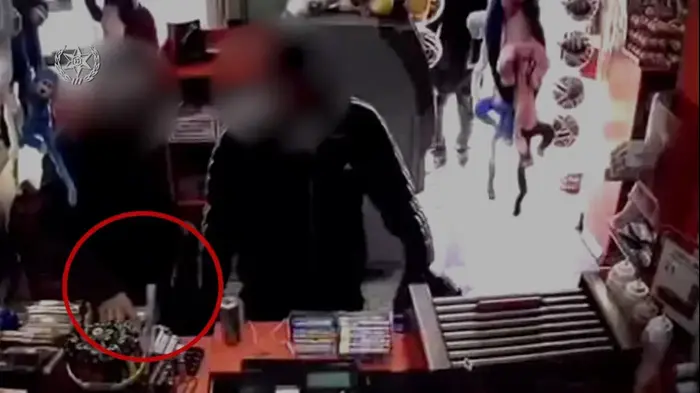 תיעוד השוטרים כממוכרים בקיוסק בצריפין (דוברות משטרת ישראל) תיעוד השוטרים כממוכרים בקיוסק בצריפין (דוברות משטרת ישראל)