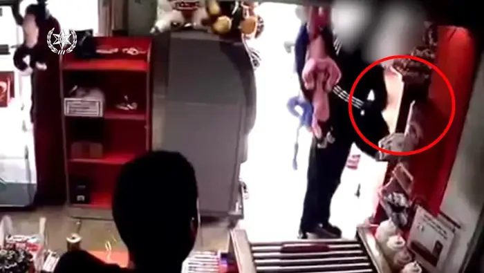 תיעוד השוטרים כממוכרים בקיוסק בצריפין (דוברות משטרת ישראל) תיעוד השוטרים כממוכרים בקיוסק בצריפין (דוברות משטרת ישראל)