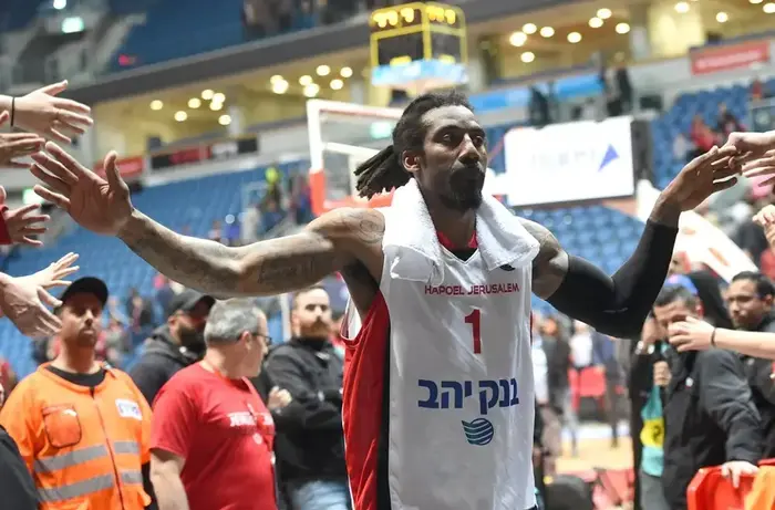 אמארה סטודמאייר שחקן הפועל ירושלים (אתר רשמי , אתר פיב"א) אמארה סטודמאייר שחקן הפועל ירושלים (אתר רשמי , אתר פיב"א)