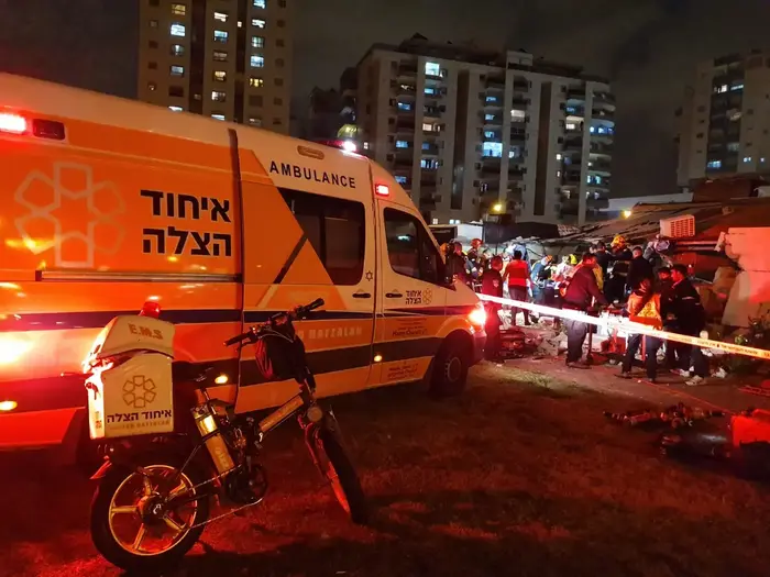 קריסת מבנה ברחוב מרטין בובר באשדוד כתוצאה מפיצוץ בלון גז, 14 במרץ 2019 (אתר רשמי , דוברות איחוד הצלה) קריסת מבנה ברחוב מרטין בובר באשדוד כתוצאה מפיצוץ בלון גז, 14 במרץ 2019 (אתר רשמי , דוברות איחוד הצלה)
