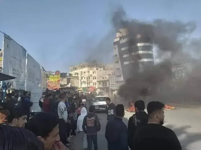 מחאה נגד יוקר המחיה בדיר אל-בלח שברצועת עזה, 15 במרץ 2019 (צילום מסך) מחאה נגד יוקר המחיה בדיר אל-בלח שברצועת עזה, 15 במרץ 2019 (צילום מסך)