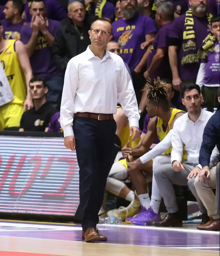 דן שמיר מאמן הפועל חולון (קובי אליהו) דן שמיר מאמן הפועל חולון (קובי אליהו)
