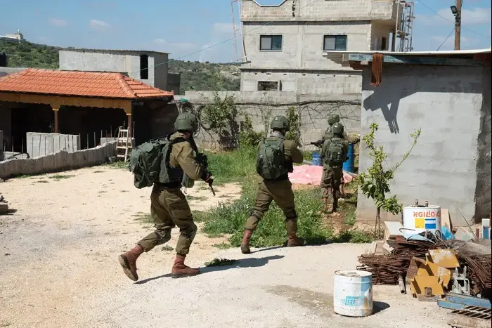 סריקות לוחמי צה"ל אחר המחבל מהפיגוע באריאל 18 במרץ 2019 (אתר רשמי , דובר צה"ל) סריקות לוחמי צה"ל אחר המחבל מהפיגוע באריאל 18 במרץ 2019 (אתר רשמי , דובר צה"ל)