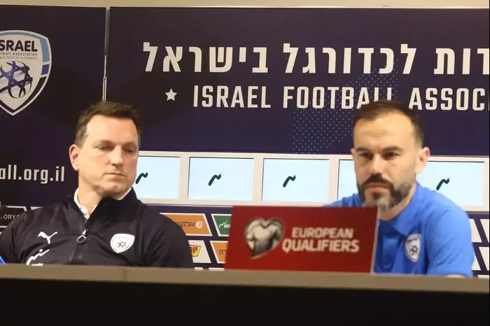 ביבראס נאתכו קפטן נבחרת ישראל יושב עם אנדראס הרצוג מאמן נבחרת ישראל (שלומי גבאי) ביבראס נאתכו קפטן נבחרת ישראל יושב עם אנדראס הרצוג מאמן נבחרת ישראל (שלומי גבאי)