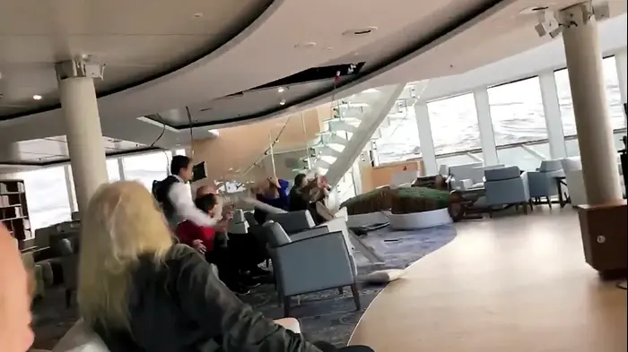מתרסקים מצד לצד
נוסעי ספינת התענוגות Viking Sky תיעדו את רגעי
האימה, שניות לאחר שמנועי הספינה חדלו מלפעול (רויטרס) מתרסקים מצד לצד
נוסעי ספינת התענוגות Viking Sky תיעדו את רגעי
האימה, שניות לאחר שמנועי הספינה חדלו מלפעול (רויטרס)