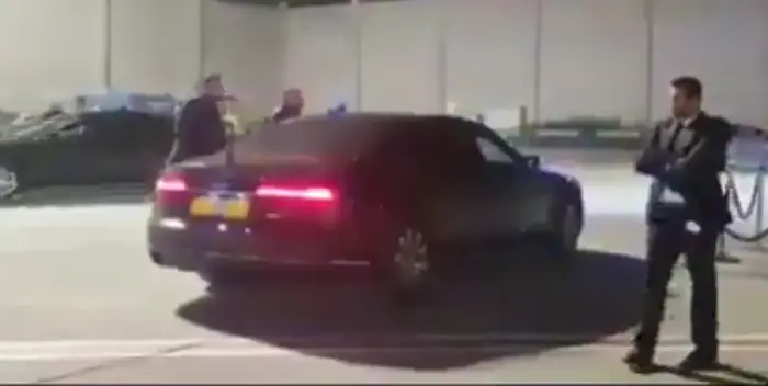 העיתונאית דנה וייס התנצלה לאחר שתועדה כשהיא מגדפת את יאיר נתניהו, בנו של ראש הממשלה, לפני המראת מטוס עם פמליית ראש הממשלה לניו יורק (אתר רשמי) העיתונאית דנה וייס התנצלה לאחר שתועדה כשהיא מגדפת את יאיר נתניהו, בנו של ראש הממשלה, לפני המראת מטוס עם פמליית ראש הממשלה לניו יורק (אתר רשמי)