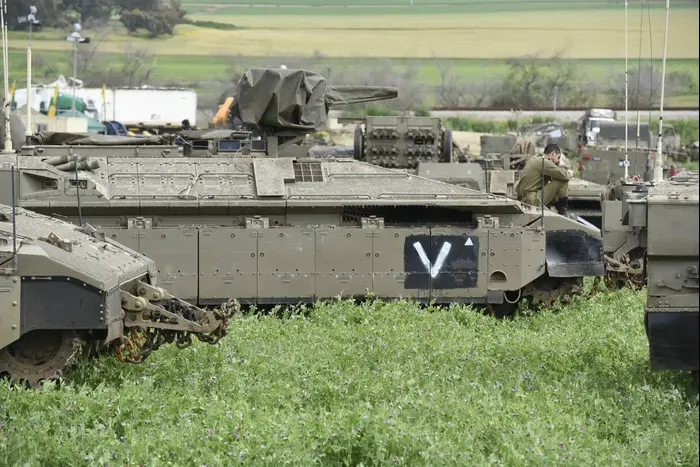 פריסת טנקים בגבול עזה 26 במרץ 2019 (ראובן קסטרו) פריסת טנקים בגבול עזה 26 במרץ 2019 (ראובן קסטרו)