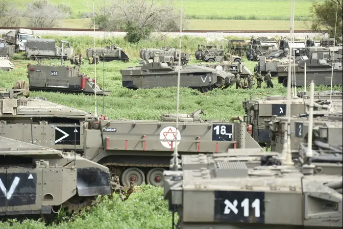 פריסת טנקים בגבול עזה 26 במרץ 2019 (ראובן קסטרו) פריסת טנקים בגבול עזה 26 במרץ 2019 (ראובן קסטרו)