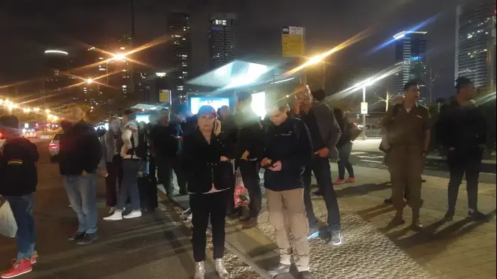 נוסעים ממתינים לאוטובס חלופי לאחר שהרכבת לצפון לא הגיע, 26 במרץ 2019 (מערכת וואלה! NEWS , יפעת רוזנברג) נוסעים ממתינים לאוטובס חלופי לאחר שהרכבת לצפון לא הגיע, 26 במרץ 2019 (מערכת וואלה! NEWS , יפעת רוזנברג)