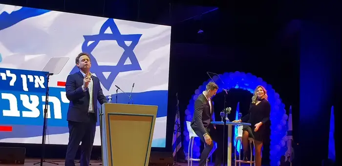 ליאור שליין הופעה היכל התרבות אין לי למי להצביע (צילום מסך , עמית סלונים) ליאור שליין הופעה היכל התרבות אין לי למי להצביע (צילום מסך , עמית סלונים)