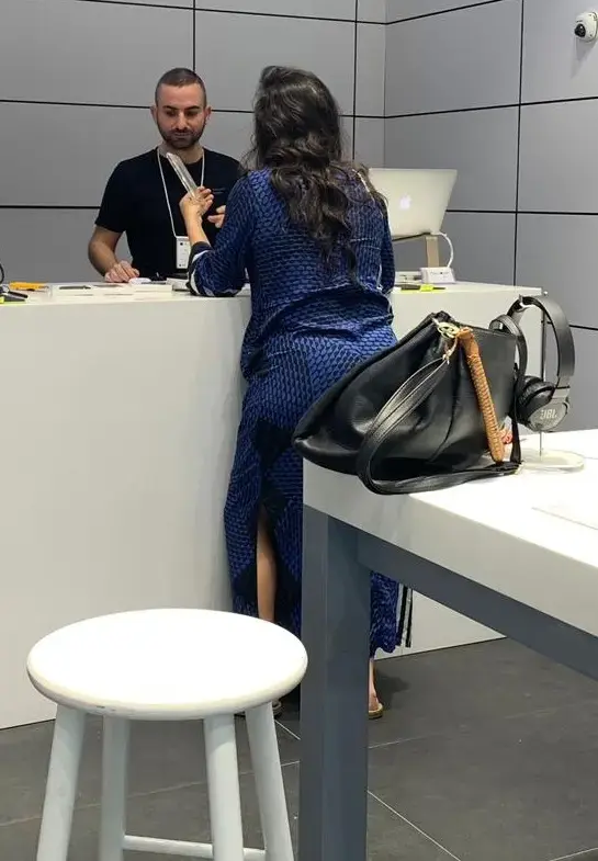 מירי מסיקה רוכשת טלפון (יח"צ , גיל זגורי) מירי מסיקה רוכשת טלפון (יח"צ , גיל זגורי)
