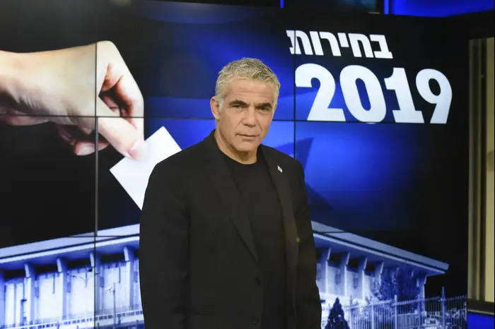 יאיר לפיד בראיון באולפן וואלה! לקראת בחירות, 3 באפריל 2019 (ראובן קסטרו) יאיר לפיד בראיון באולפן וואלה! לקראת בחירות, 3 באפריל 2019 (ראובן קסטרו)