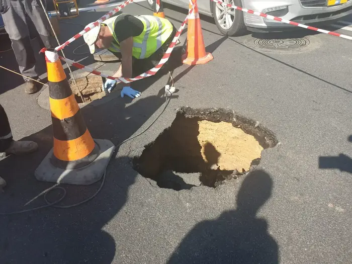 בור גדול שנפער ברחוב הירקון בת"א 3 באפריל 2019 (אתר רשמי , דוברות המשטרה) בור גדול שנפער ברחוב הירקון בת"א 3 באפריל 2019 (אתר רשמי , דוברות המשטרה)