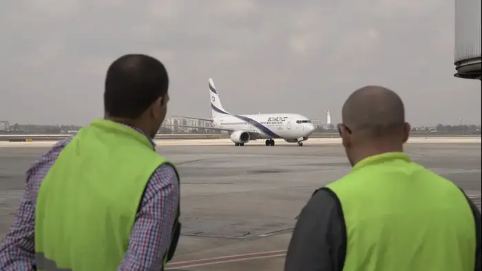 מימין מפקד מבצע ״זמר נוגה״ מאגף המודיעין, אלוף-משנה א׳ וראש מחלקת שבויים ונעדרים באגף המודיעין, סגן-אלוף אבי כאלו (אתר רשמי , דובר צה"ל) מימין מפקד מבצע ״זמר נוגה״ מאגף המודיעין, אלוף-משנה א׳ וראש מחלקת שבויים ונעדרים באגף המודיעין, סגן-אלוף אבי כאלו (אתר רשמי , דובר צה"ל)