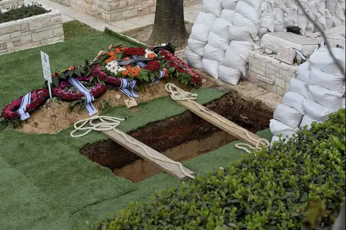 חלקת קברו של זכריה באומל, הר הרצל, ירושלים 4 באפריל 2019 (ראובן קסטרו) חלקת קברו של זכריה באומל, הר הרצל, ירושלים 4 באפריל 2019 (ראובן קסטרו)