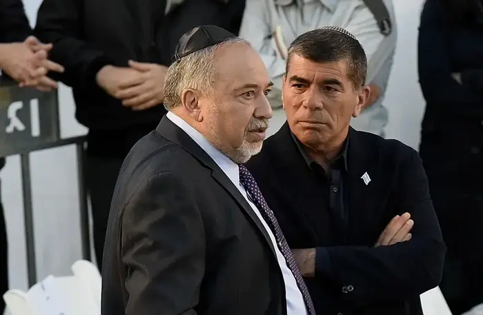 אביגדור ליברמן וגבי אשכנזי במהלך הלוויתו של זכריה באומל, הר הרצל, ירושלים 4 באפריל 2019 (ראובן קסטרו) אביגדור ליברמן וגבי אשכנזי במהלך הלוויתו של זכריה באומל, הר הרצל, ירושלים 4 באפריל 2019 (ראובן קסטרו)
