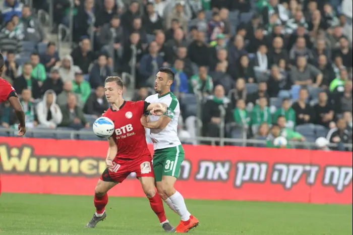 שחקן הפועל חדרה עדן קארצב עם שחקן מכבי חיפה נטע לביא (שלומי גבאי) שחקן הפועל חדרה עדן קארצב עם שחקן מכבי חיפה נטע לביא (שלומי גבאי)