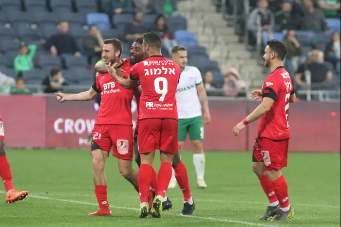 שחקני הפועל חדרה חוגגים עם עמית כהן (שלומי גבאי) שחקני הפועל חדרה חוגגים עם עמית כהן (שלומי גבאי)