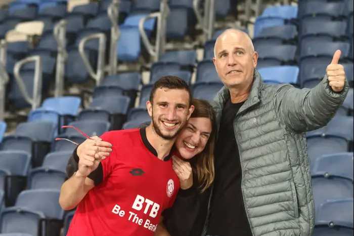 שחקן הפועל חדרה עמית כהן חוגג עם הוריו (שלומי גבאי) שחקן הפועל חדרה עמית כהן חוגג עם הוריו (שלומי גבאי)