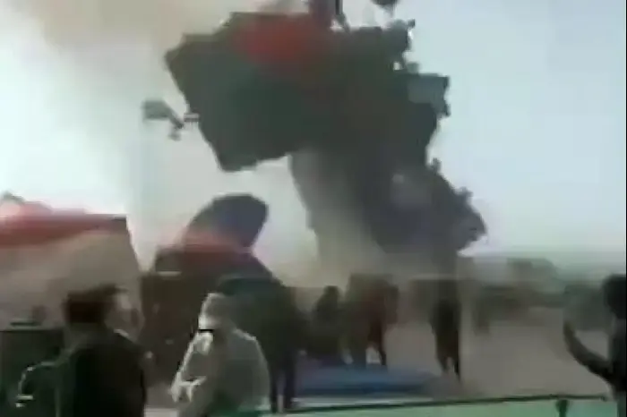 סופה מעיפה ילדים באוויר (צילום מסך) סופה מעיפה ילדים באוויר (צילום מסך)