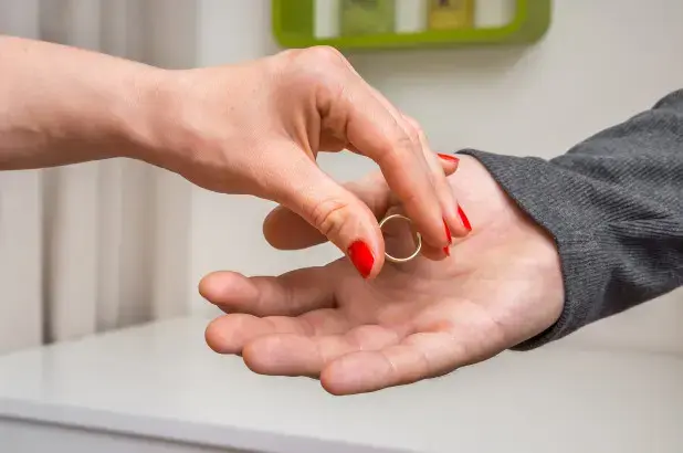 אשה מניחה טבעת נישואים ביד של גבר (ShutterStock) אשה מניחה טבעת נישואים ביד של גבר (ShutterStock)