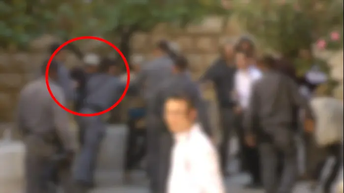 בן 15 זוכה מתקיפה כי מצלמות אבטחה סתרו את עדויות השוטרים בבית המשפט (צילום מסך) בן 15 זוכה מתקיפה כי מצלמות אבטחה סתרו את עדויות השוטרים בבית המשפט (צילום מסך)