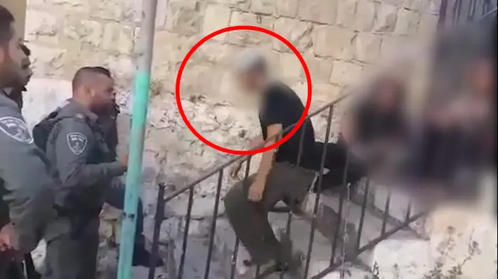בן 15 זוכה מתקיפה כי מצלמות אבטחה סתרו את עדויות השוטרים בבית המשפט (צילום מסך) בן 15 זוכה מתקיפה כי מצלמות אבטחה סתרו את עדויות השוטרים בבית המשפט (צילום מסך)