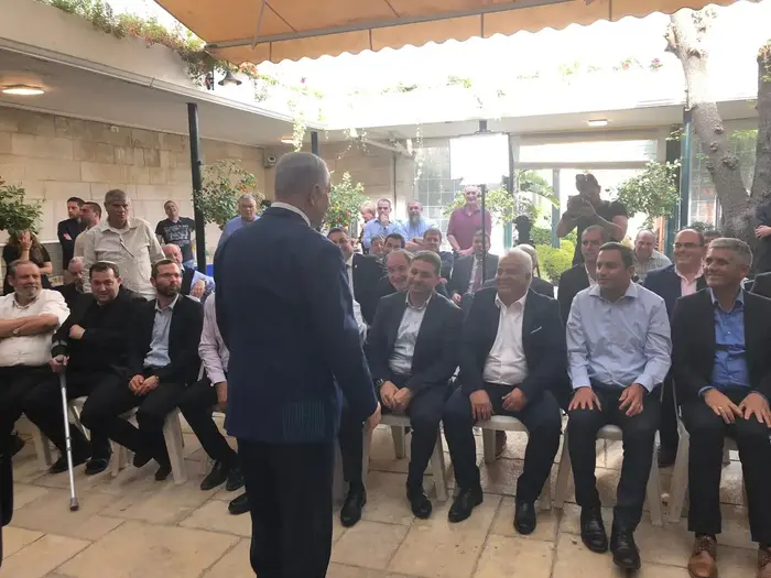 ראש הממשלה בנימין נתניהו ארח במעונו בבלפור ראשי עיריות ומועצות מהליכוד ויהודה ושומרון כחלק מהקמפיין שנועד להמריץ את הבוחרים לצאת להצביע, 7 באפריל 2019 (אתר רשמי) ראש הממשלה בנימין נתניהו ארח במעונו בבלפור ראשי עיריות ומועצות מהליכוד ויהודה ושומרון כחלק מהקמפיין שנועד להמריץ את הבוחרים לצאת להצביע, 7 באפריל 2019 (אתר רשמי)