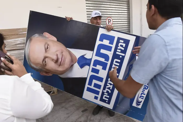 המחסנים הלוגיסטים של הליכוד במודיעין, 8 באפריל 2019
גלנט יואב
דוד אמסלם (ראובן קסטרו) המחסנים הלוגיסטים של הליכוד במודיעין, 8 באפריל 2019
גלנט יואב
דוד אמסלם (ראובן קסטרו)