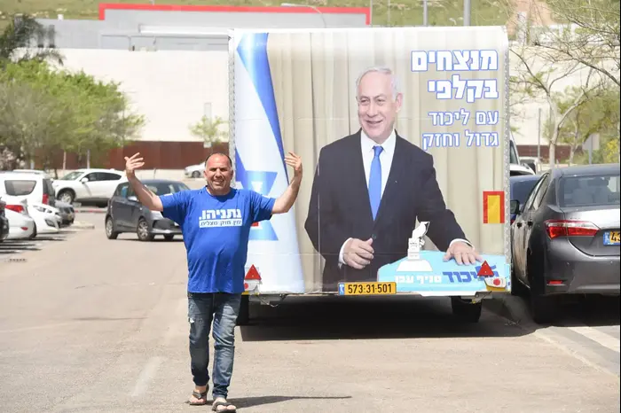 המחסנים הלוגיסטים של הליכוד במודיעין, 8 באפריל 2019
גלנט יואב
דוד אמסלם (ראובן קסטרו) המחסנים הלוגיסטים של הליכוד במודיעין, 8 באפריל 2019
גלנט יואב
דוד אמסלם (ראובן קסטרו)