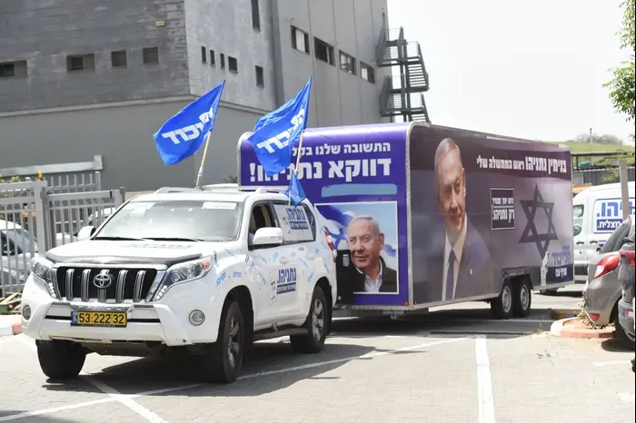 המחסנים הלוגיסטים של הליכוד במודיעין, 8 באפריל 2019
גלנט יואב
דוד אמסלם (ראובן קסטרו) המחסנים הלוגיסטים של הליכוד במודיעין, 8 באפריל 2019
גלנט יואב
דוד אמסלם (ראובן קסטרו)