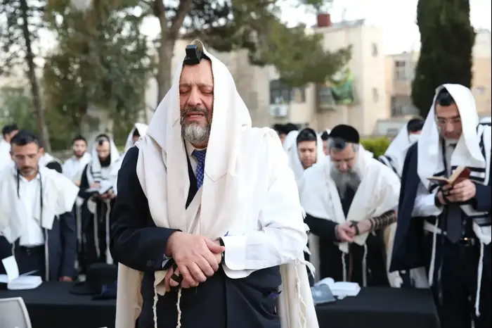 יו"ר ש"ס אריה דרעי בתפילה על קברו של הרב עובדיה יוסף, 9 באפריל 2019 (אתר רשמי) יו"ר ש"ס אריה דרעי בתפילה על קברו של הרב עובדיה יוסף, 9 באפריל 2019 (אתר רשמי)