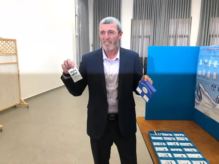 תא״ל (במיל) הרב רפי פרץ יו״ר איחוד מפלגות הימין הצביע הבוקר עם משפחתו בישוב שלו נווה שבעוטף עזה, 9 באפריל 2019 (אתר רשמי) תא״ל (במיל) הרב רפי פרץ יו״ר איחוד מפלגות הימין הצביע הבוקר עם משפחתו בישוב שלו נווה שבעוטף עזה, 9 באפריל 2019 (אתר רשמי)