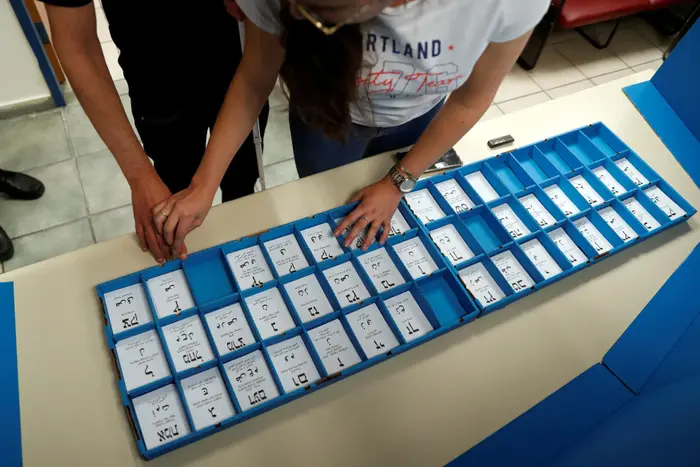מצביעים עיוורים נעזרים בקלפי, 9 באפריל 2019 (רויטרס) מצביעים עיוורים נעזרים בקלפי, 9 באפריל 2019 (רויטרס)