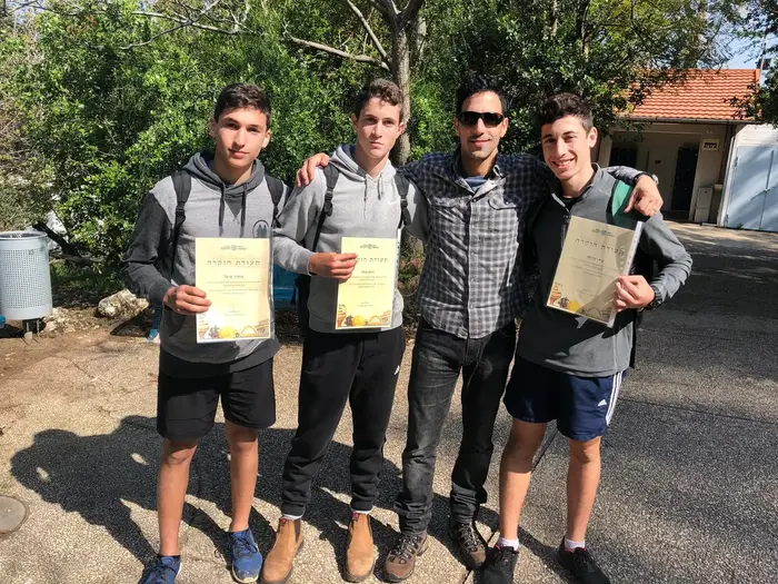 תלמידים מבית ספר העמק המערבי מצאו מטבע עם דיוקנו של הקיסר תיאודוסוס (יח"צ , סוזי פרנקל) תלמידים מבית ספר העמק המערבי מצאו מטבע עם דיוקנו של הקיסר תיאודוסוס (יח"צ , סוזי פרנקל)