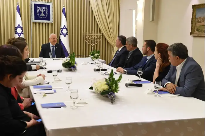 הגעת סיעת העבודה לבית הנשיא במסגרת ההתייעצויות. 16 באפריל 2019 (אתר רשמי , מארק ניימן לע"מ) הגעת סיעת העבודה לבית הנשיא במסגרת ההתייעצויות. 16 באפריל 2019 (אתר רשמי , מארק ניימן לע"מ)