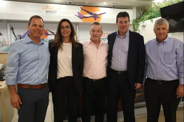 שראל אנגל, אלדד פרשר, אחישי גל, דינה נבות ואסף . גורן (יח"צ , גדעון מרקוביץ') שראל אנגל, אלדד פרשר, אחישי גל, דינה נבות ואסף . גורן (יח"צ , גדעון מרקוביץ')