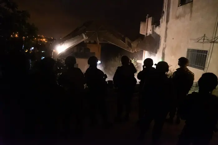 חיסול ביתו של המחבל צאלח ברגותי בכפר כובר, שביצע יחד עם אחיו את פיגוע הירי סמוך ליישוב עפרה (דובר צה"ל) חיסול ביתו של המחבל צאלח ברגותי בכפר כובר, שביצע יחד עם אחיו את פיגוע הירי סמוך ליישוב עפרה (דובר צה"ל)