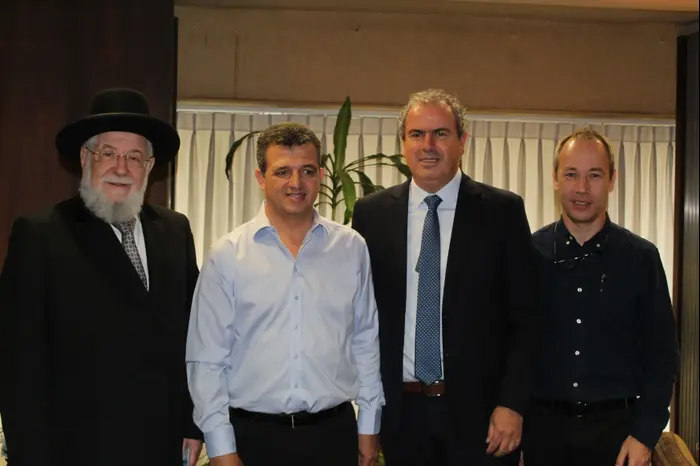 אורי רוגובסקי, יורם דבש, כרמל שאמה, הרב ישראל מאיר לאו. (יהושע בריינר , צפריר רוזנפלד) אורי רוגובסקי, יורם דבש, כרמל שאמה, הרב ישראל מאיר לאו. (יהושע בריינר , צפריר רוזנפלד)