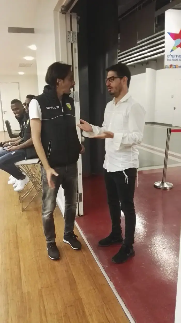 שחקן בית"ר ירושלים יוסי בניון עם הבעלים משה חוגג (מערכת וואלה! NEWS , אופיר סער) שחקן בית"ר ירושלים יוסי בניון עם הבעלים משה חוגג (מערכת וואלה! NEWS , אופיר סער)